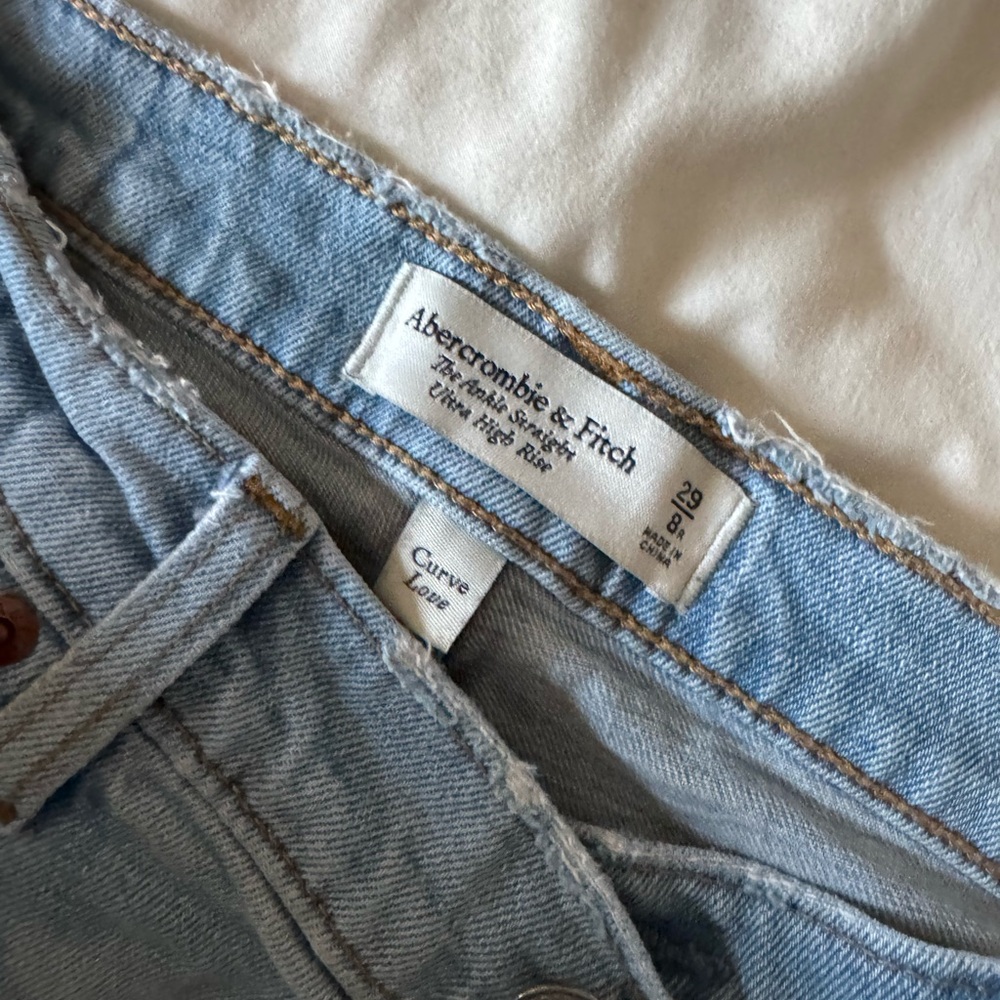 Abercrombie & Fitch Light Wash High-Rise Women’s Jeans